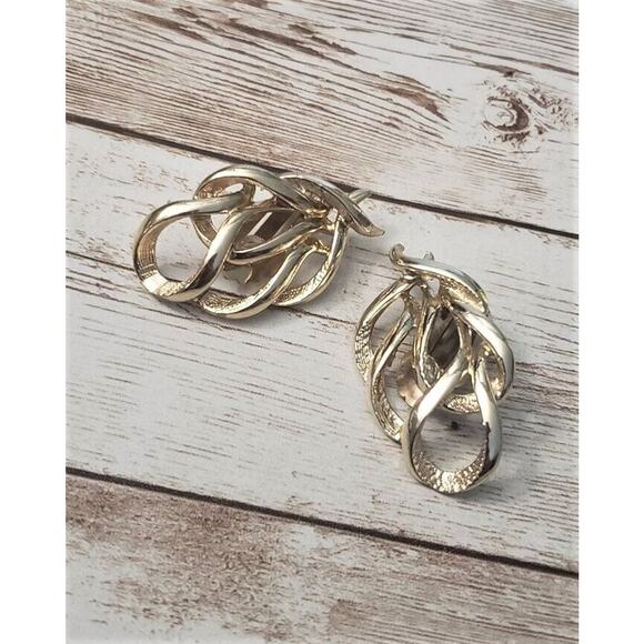 Vintage Sarah Coventry Clip On Earrings - Large Gold Tone Statement 1 & 5/8" - Picture 2 of 4